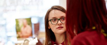 Junge Mitarbeitende im Gespräch Junge Mitarbeitende im Gespräch